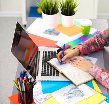 designer Resepsiyon Dijital dönüştürücü kullanarak ofisinde çalışan