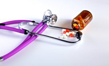 Beyaz arka plan üzerinde izole hapları ile sağlık stetoskop
