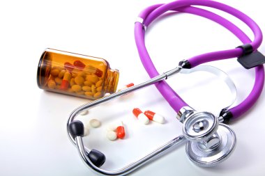 Beyaz arka plan üzerinde izole hapları ile sağlık stetoskop