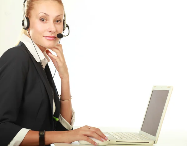 Porträt einer jungen Geschäftsfrau mit Laptop im Büro — Stockfoto