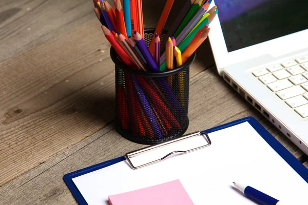 Libreta en blanco sobre mesa de madera con lápices — Foto de Stock