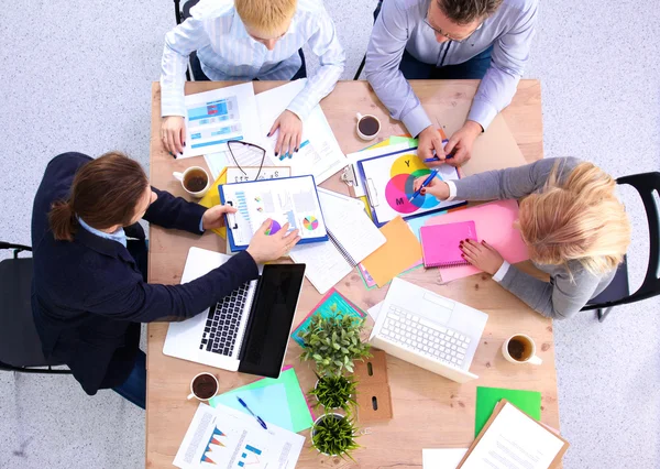 Riunione di lavoro al tavolo vista dall'alto — Foto Stock