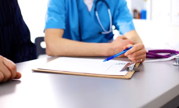 Nahaufnahme von Patient und Arzt, die Notizen machen — Stockfoto