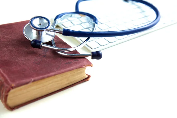 Kitap ve masa üstünde laptop ile sağlık stetoskop — Stok fotoğraf