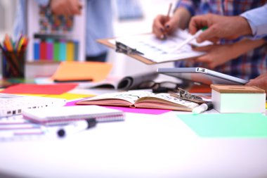 Tablo ofiste iş toplantısı