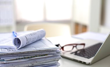 Ofis Masası bilgisayar kağıt raporları bir yığın iş formları