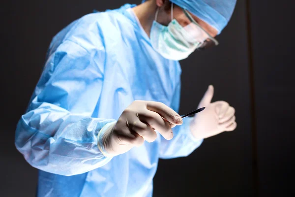 Cirujano en uniforme de primer plano listo para el paso — Foto de Stock