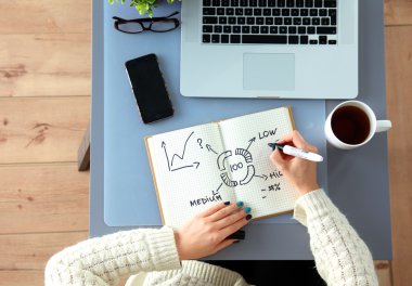 Genç kadın tasarımcı grafik tablet bilgisayar ile çalışırken kullanma