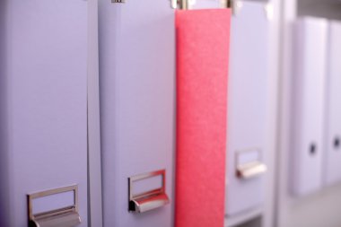 Dosya klasörleri, arka planda raflarda duran