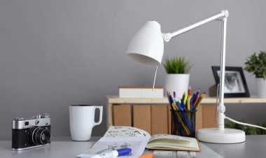 İşyeri Tasarımcısı ile fotoğraf makinesi ve aletleri