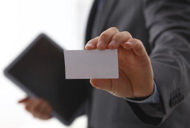 İş kartı - gri arka plan üzerinde atış closeup gösteren el mans