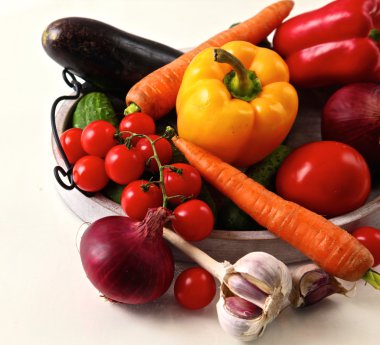 Rustik ahşap bir masa üzerinde organik sebze yığını