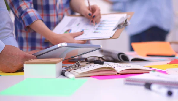 Jonge zakenmensen die op kantoor aan een nieuw project werken — Stockfoto