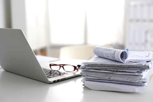 Ofis Masası bilgisayar kağıt raporları bir yığın iş formları