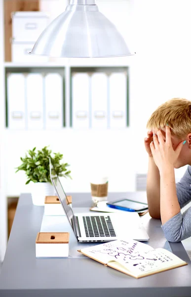 Joven empresaria trabajando en un portátil — Foto de Stock