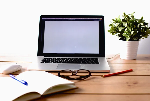 Laptop staat op een houten tafel — Stockfoto