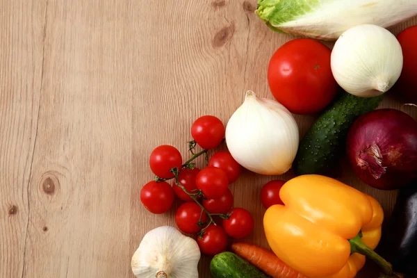 Composition avec assortiment de légumes biologiques crus table en bois — Photo