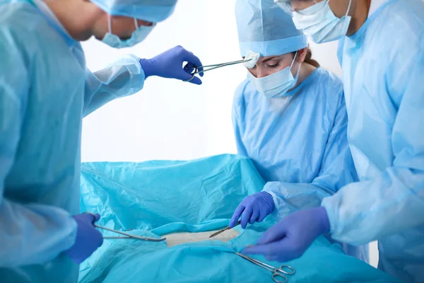 手术室里的团队外科医生 — 图库照片