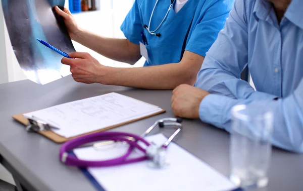 Ärztin hält Antragsformular während Patientenbefragung in der Hand — Stockfoto