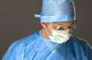 adam cerrah neşter ameliyathane içinde tutar.