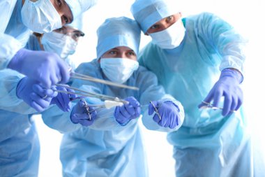 takım cerrah üniformalı bir hastanın kalp cerrahisi kliniğinde işlemi gerçekleştirmek