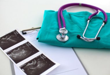 şekillendirme bir kalp ve tıbbi bir Tekdüzen, closeup Panosu'nda bir stetoskop