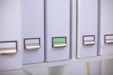 Dosya klasörleri, arka planda raflarda duran