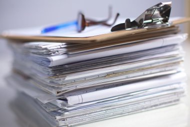 Kitaplar klasör dosyası ve beyaz arka plan üzerinde izole stetoskop