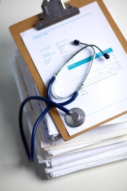 Kitaplar klasör dosyası ve beyaz arka plan üzerinde izole stetoskop