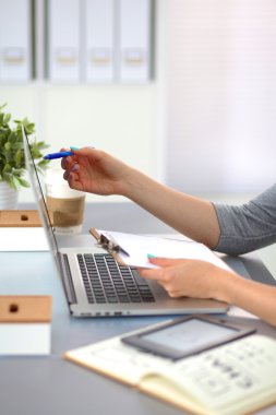 bir dizüstü bilgisayarda çalışan genç iş kadını