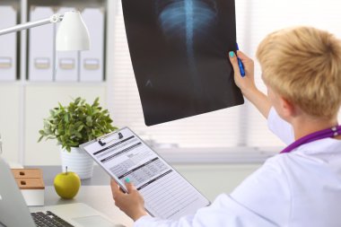 ofiste mutlu tıp doktoru kadın portresi