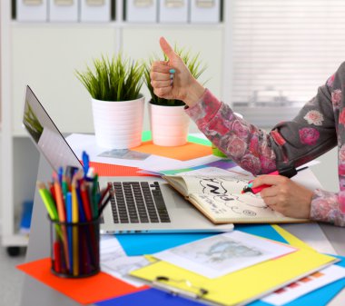 designer Resepsiyon Dijital dönüştürücü kullanarak ofisinde çalışan