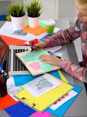 designer Resepsiyon Dijital dönüştürücü kullanarak ofisinde çalışan