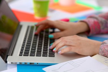 designer Resepsiyon Dijital dönüştürücü kullanarak ofisinde çalışan