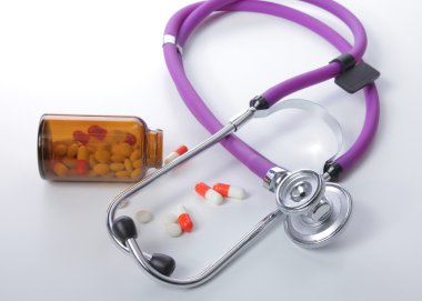 Beyaz arka plan üzerinde izole hapları ile sağlık stetoskop