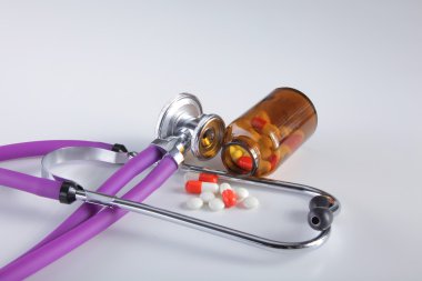 Beyaz arka plan üzerinde izole hapları ile sağlık stetoskop