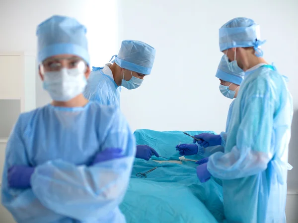 Equipe de cirurgião em uniforme realizar operação em um paciente na clínica de cirurgia cardíaca — Fotografia de Stock