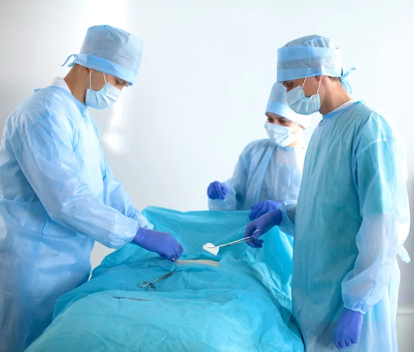 Team van chirurg in uniform bewerking op een patiënt bij kliniek voor hartchirurgie — Stockfoto