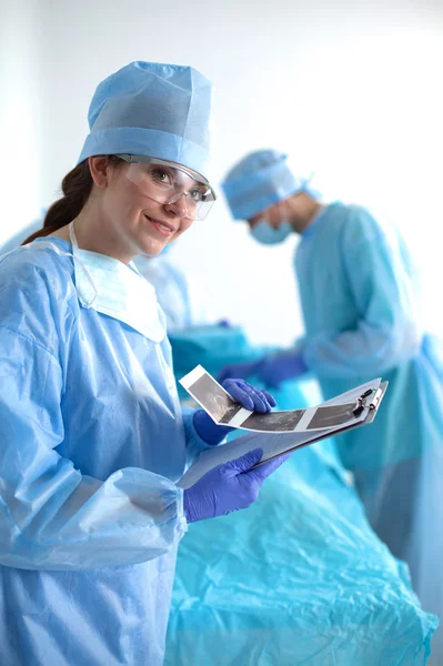 Equipe de cirurgião em uniforme realizar operação em um paciente na clínica de cirurgia cardíaca — Fotografia de Stock