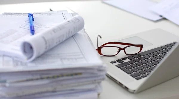 Beyaz arkaplanda dizin yığını olan dizüstü bilgisayar