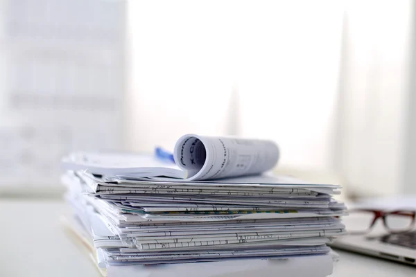 Beyaz arkaplanda dizin yığını olan dizüstü bilgisayar