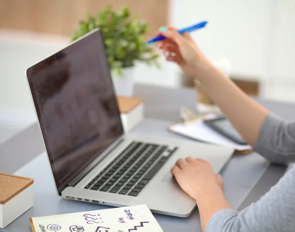 Junge Geschäftsfrau arbeitet an einem Laptop — Stockfoto