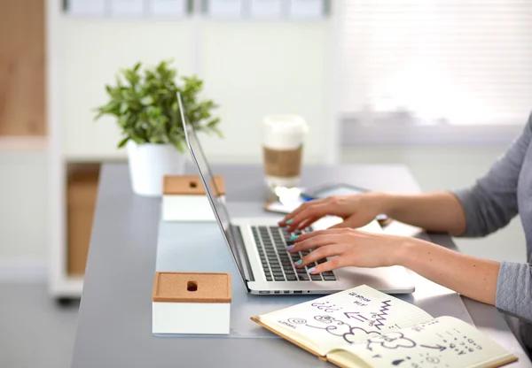 Junge Geschäftsfrau arbeitet an einem Laptop — Stockfoto