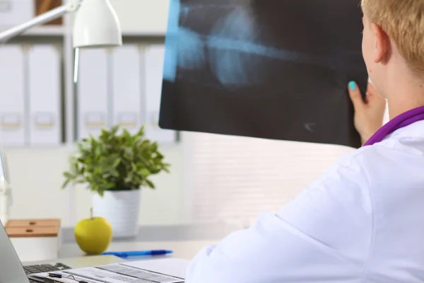 Retrato de médico feliz mujer en el consultorio — Foto de Stock