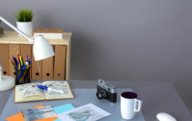 Aletler ve kamera üzerinde yatarken ile tasarımcı tablo