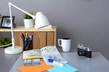 Aletler ve kamera üzerinde yatarken ile tasarımcı tablo