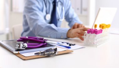 Bir hasta sallayarak çekici kadın doktor ofisinde eller