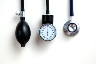 Tansiyon ölçer tıbbi malzeme üzerinde beyaz izole