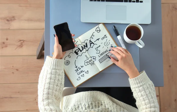 Designer arbetar på skrivbord med digitizer i hans kontor — Stockfoto