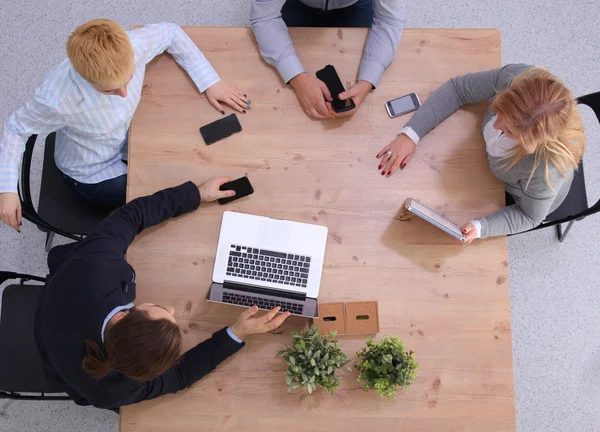 Imagen de los socios comerciales discutiendo documentos e ideas en la reunión — Foto de Stock